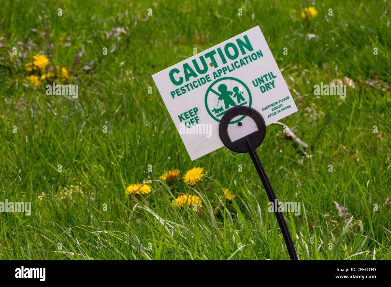 Detroit, Michigan - EINE Warnung vor einer Pestizidanwendung im Gabriel Richard Park. Stockfoto