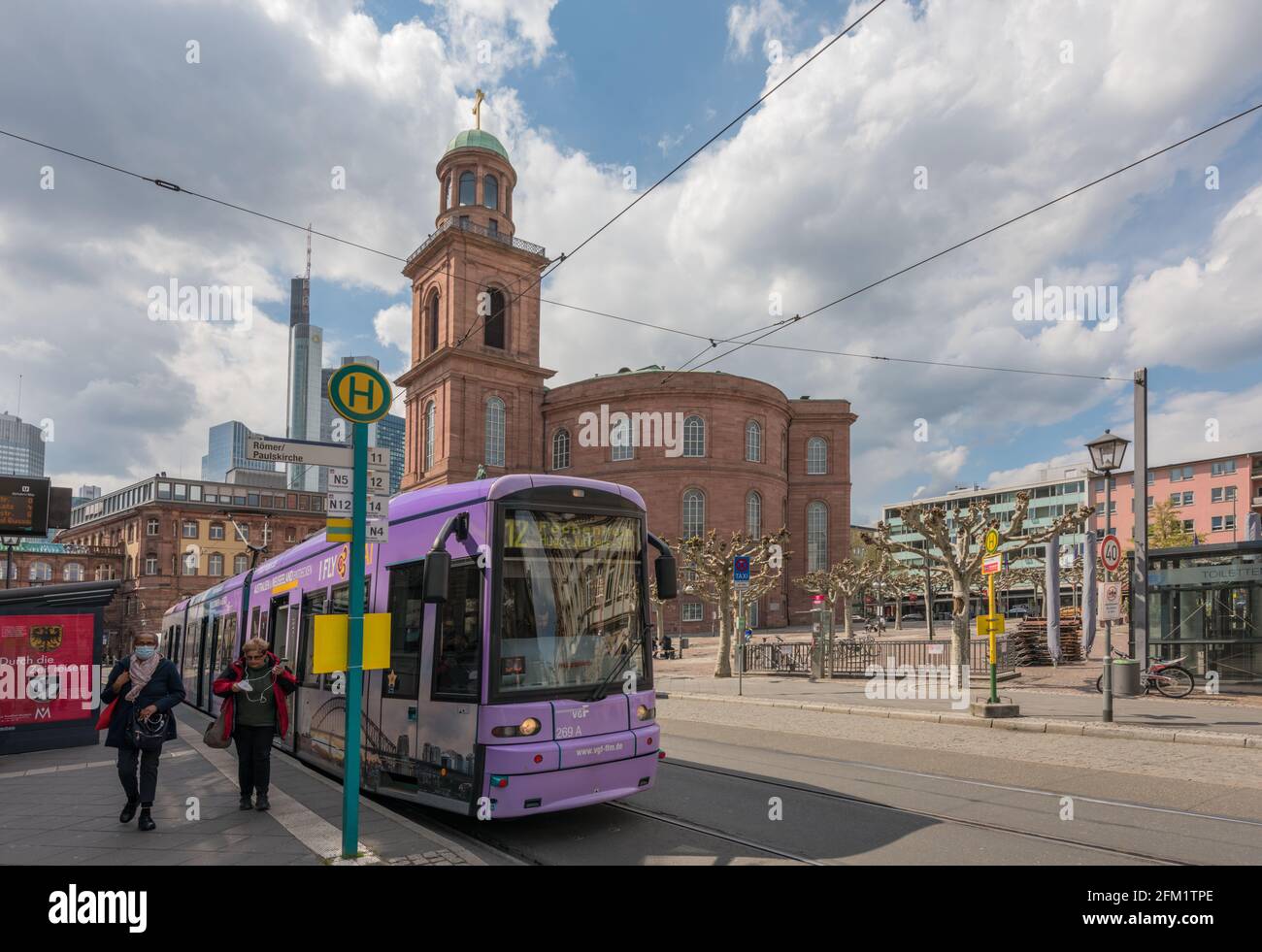 Ansicht der Paulskirche mit lila Straßenbahn, Frankfurt, Deutschland Stockfoto