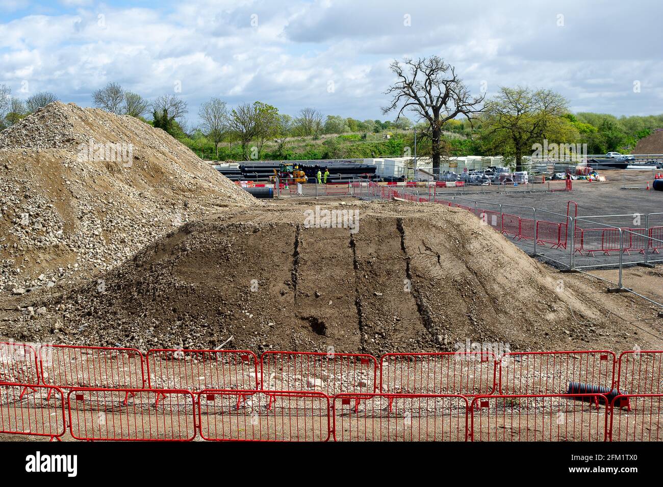 Slough, berkshire, Großbritannien. Mai 2021. Die M4 wird zu einer Smart Motorway mit All-Lane-Running (ALR) ausgebaut. In Slough in der Nähe von Datchet gibt es noch ein riesiges Gelände auf Feldern, auf denen früher Pferde grasen. Das Gebiet ist nach dem Abriss der bestehenden Brücke über die M4 nun nicht mehr erkennbar. In den letzten 5 Jahren hat es in Großbritannien 38 Tote auf intelligenten Autobahnen gegeben. Quelle: Maureen McLean/Alamy Live News Stockfoto