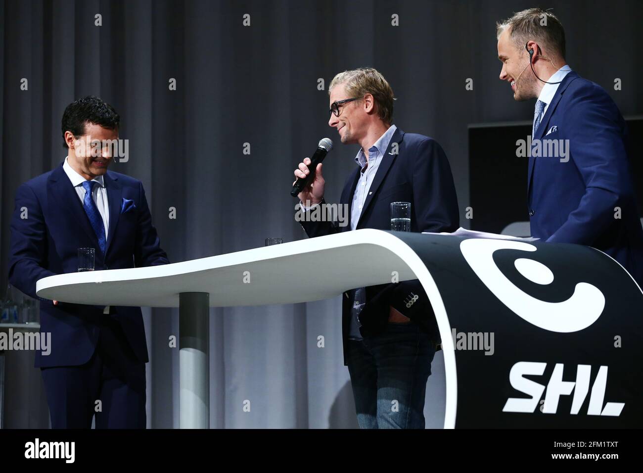 Magnus 'Mange' Johansson, Linköpings HC (LHC), interviewt von Tommy Åström (links) und Sanny Lindström (rechts), vor der Saison 2014/15 in der schwedischen Hockeyliga, während einer Pressekonferenz in Norra Latin, Stockholm, Schweden. Stockfoto