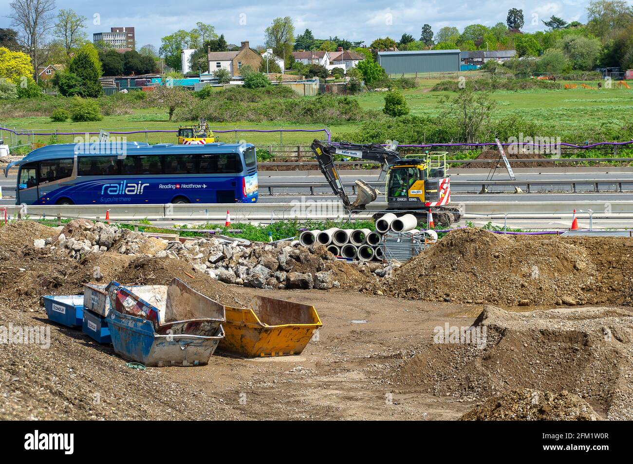 Slough, berkshire, Großbritannien. Mai 2021. Die M4 wird zu einer Smart Motorway mit All-Lane-Running (ALR) ausgebaut. In Slough in der Nähe von Datchet gibt es noch ein riesiges Gelände auf Feldern, auf denen früher Pferde grasen. Das Gebiet ist nach dem Abriss der bestehenden Brücke über die M4 nun nicht mehr erkennbar. In den letzten 5 Jahren hat es in Großbritannien 38 Tote auf intelligenten Autobahnen gegeben. Quelle: Maureen McLean/Alamy Live News Stockfoto