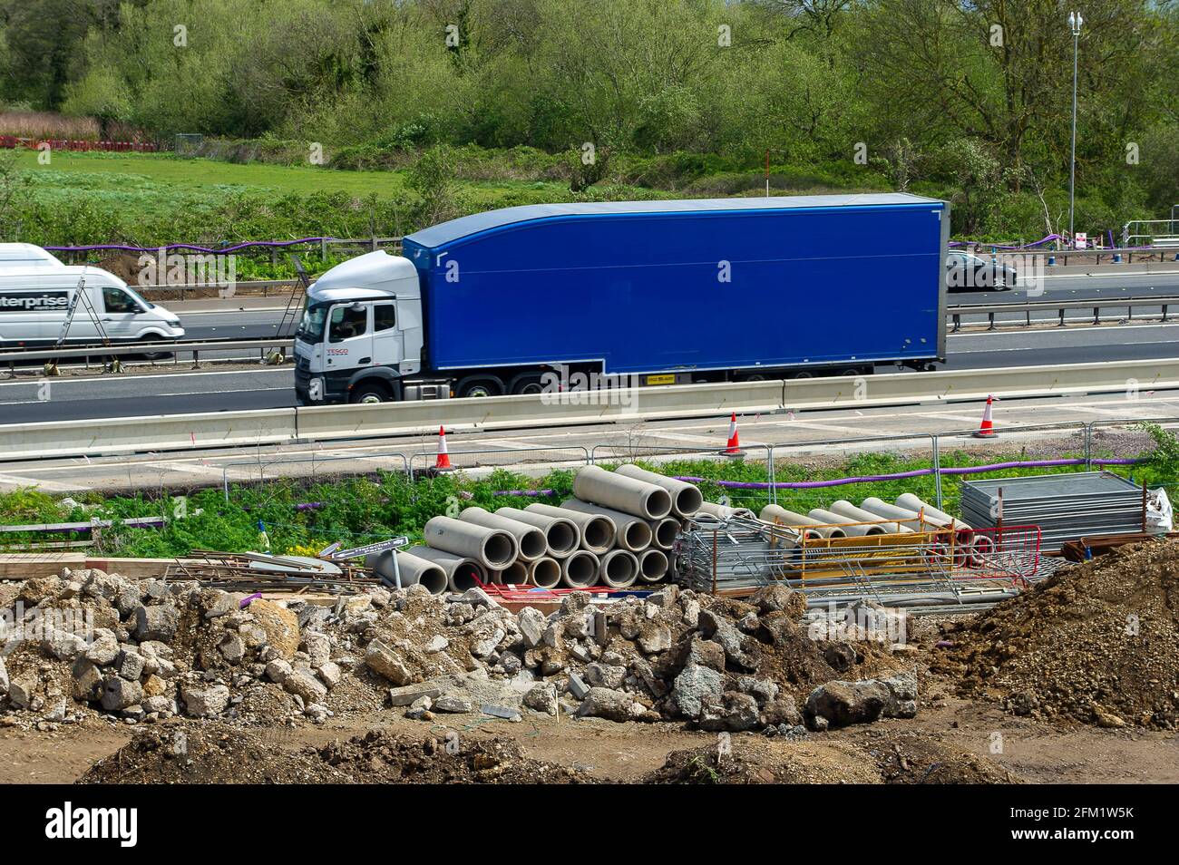 Slough, berkshire, Großbritannien. Mai 2021. Die M4 wird zu einer Smart Motorway mit All-Lane-Running (ALR) ausgebaut. In Slough in der Nähe von Datchet gibt es noch ein riesiges Gelände auf Feldern, auf denen früher Pferde grasen. Das Gebiet ist nach dem Abriss der bestehenden Brücke über die M4 nun nicht mehr erkennbar. In den letzten 5 Jahren hat es in Großbritannien 38 Tote auf intelligenten Autobahnen gegeben. Quelle: Maureen McLean/Alamy Live News Stockfoto