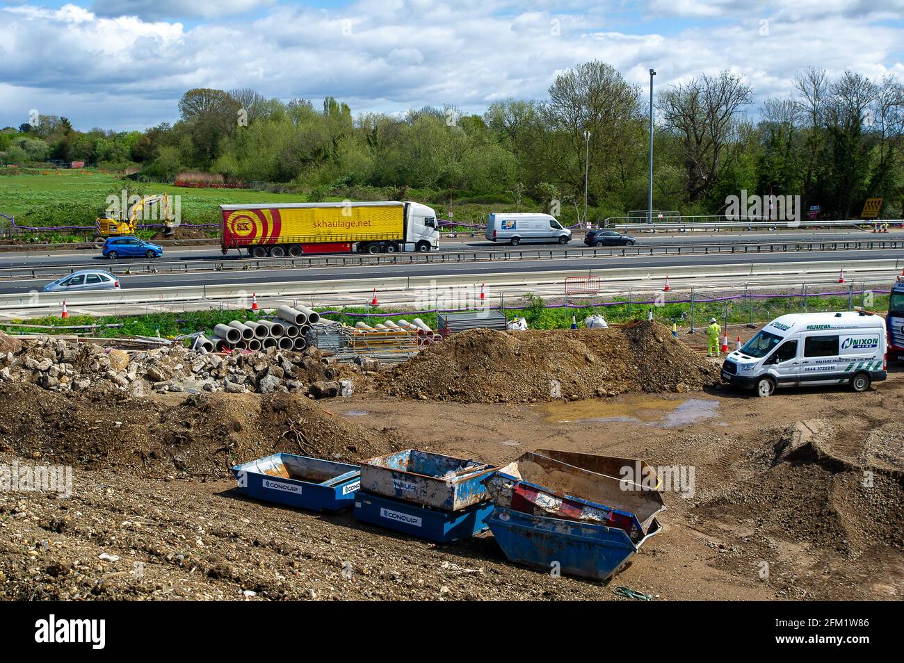 Slough, berkshire, Großbritannien. Mai 2021. Die M4 wird zu einer Smart Motorway mit All-Lane-Running (ALR) ausgebaut. In Slough in der Nähe von Datchet gibt es noch ein riesiges Gelände auf Feldern, auf denen früher Pferde grasen. Das Gebiet ist nach dem Abriss der bestehenden Brücke über die M4 nun nicht mehr erkennbar. In den letzten 5 Jahren hat es in Großbritannien 38 Tote auf intelligenten Autobahnen gegeben. Quelle: Maureen McLean/Alamy Live News Stockfoto