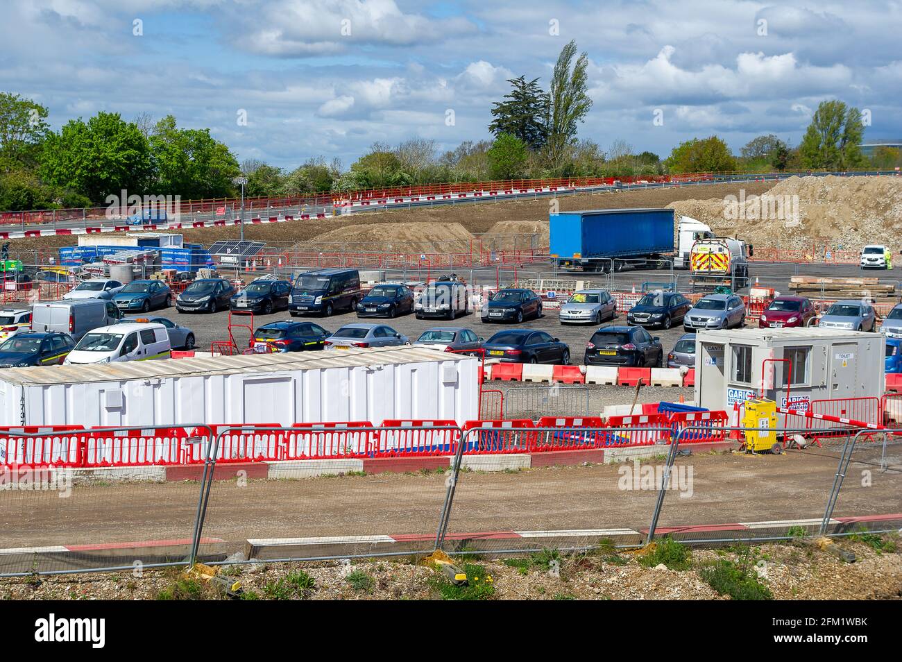 Slough, berkshire, Großbritannien. Mai 2021. Die M4 wird zu einer Smart Motorway mit All-Lane-Running (ALR) ausgebaut. In Slough in der Nähe von Datchet gibt es noch ein riesiges Gelände auf Feldern, auf denen früher Pferde grasen. Das Gebiet ist nach dem Abriss der bestehenden Brücke über die M4 nun nicht mehr erkennbar. In den letzten 5 Jahren hat es in Großbritannien 38 Tote auf intelligenten Autobahnen gegeben. Quelle: Maureen McLean/Alamy Live News Stockfoto