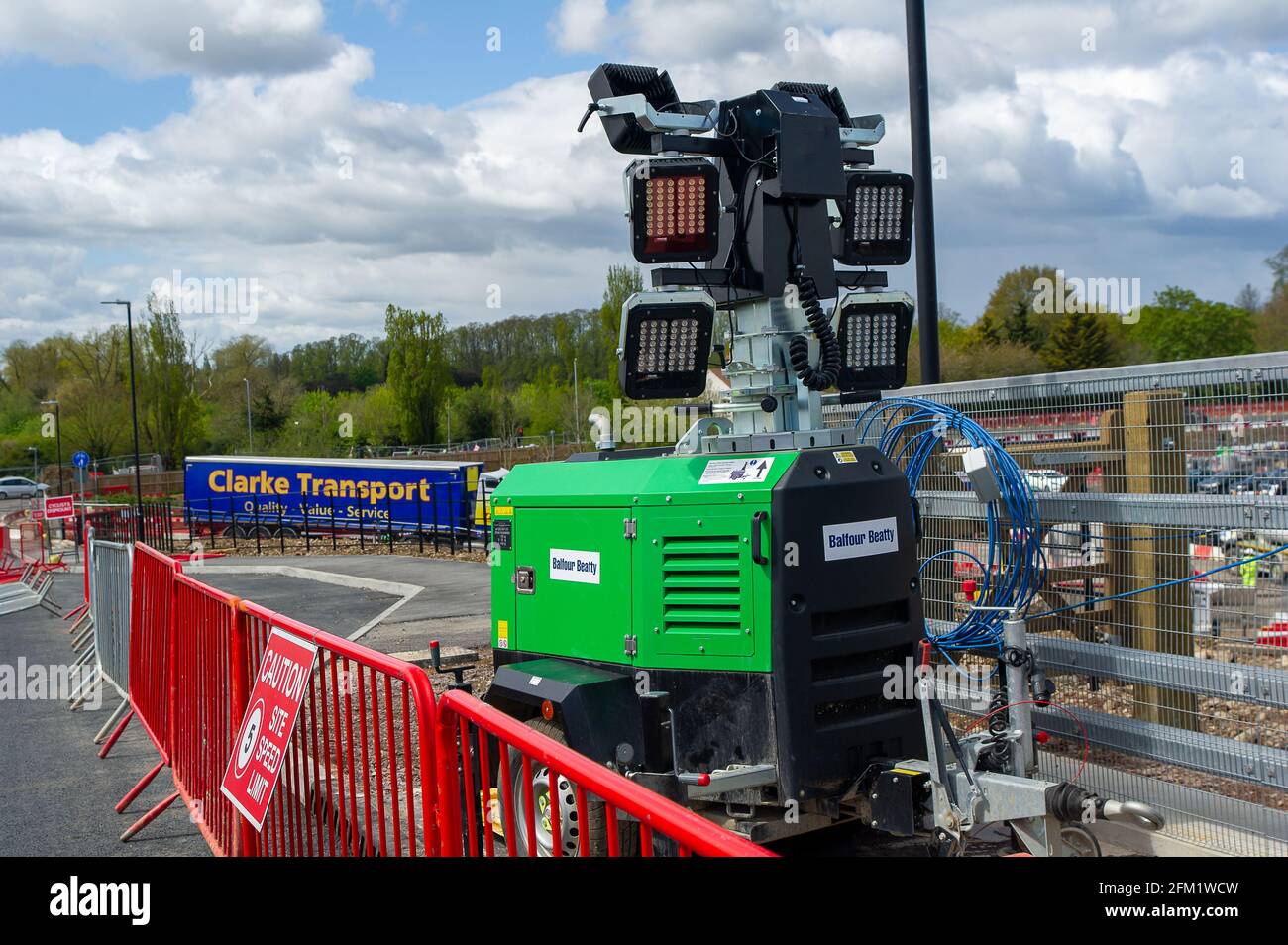 Slough, berkshire, Großbritannien. Mai 2021. Die M4 wird zu einer Smart Motorway mit All-Lane-Running (ALR) ausgebaut. In Slough in der Nähe von Datchet gibt es noch ein riesiges Gelände auf Feldern, auf denen früher Pferde grasen. Das Gebiet ist nach dem Abriss der bestehenden Brücke über die M4 nun nicht mehr erkennbar. In den letzten 5 Jahren hat es in Großbritannien 38 Tote auf intelligenten Autobahnen gegeben. Jüngste Statistiken haben gezeigt, dass die Sterberate auf intelligenten Autobahnen im Jahr 2019 um 8 % höher war als auf herkömmlichen Autobahnen, die immer noch eine harte Schulter haben, im Gegensatz zu okassionalen Schutzgebieten auf der AL Stockfoto