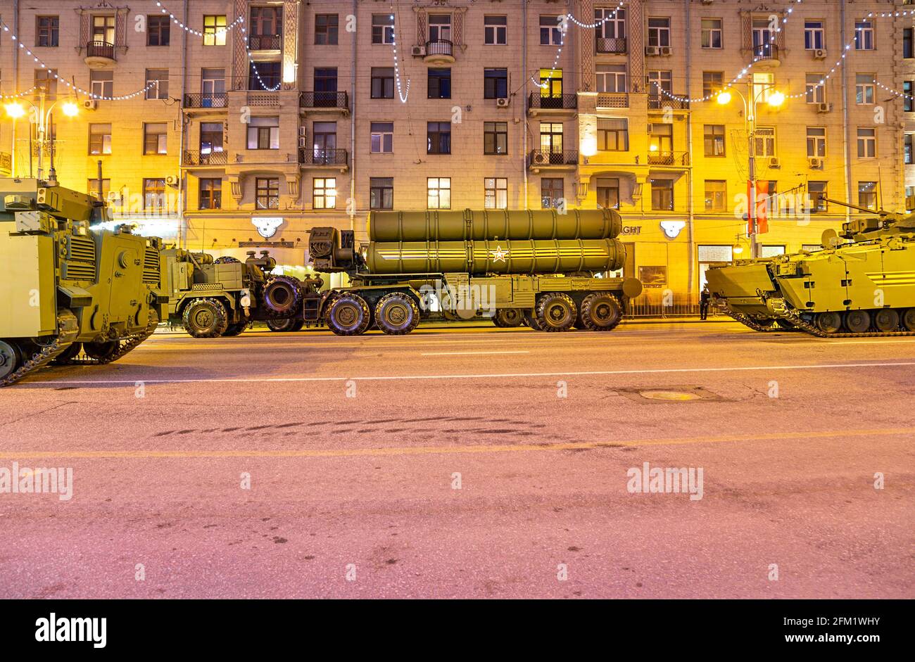 Russische Waffen. Generalprobe der Militärparade (nachts) in der Nähe des Kremls, Moskau, Russland. Feier des 70. Jahrestages des Siegestages (2. Weltkrieg Stockfoto