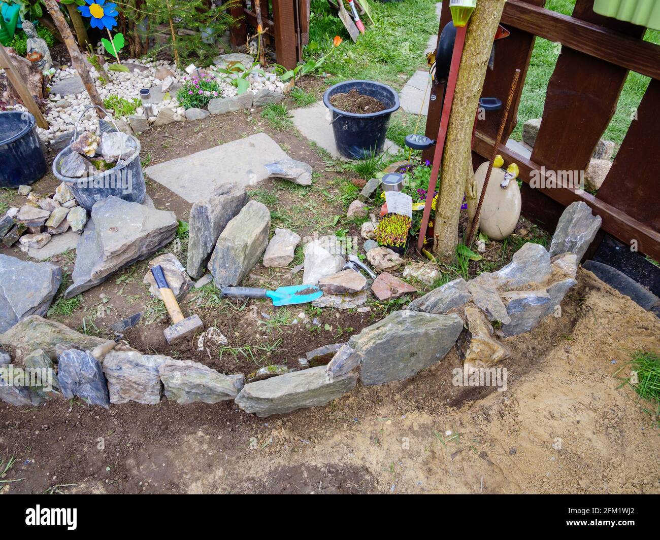 Gartengestaltung mit einer Natursteinwand Stockfoto