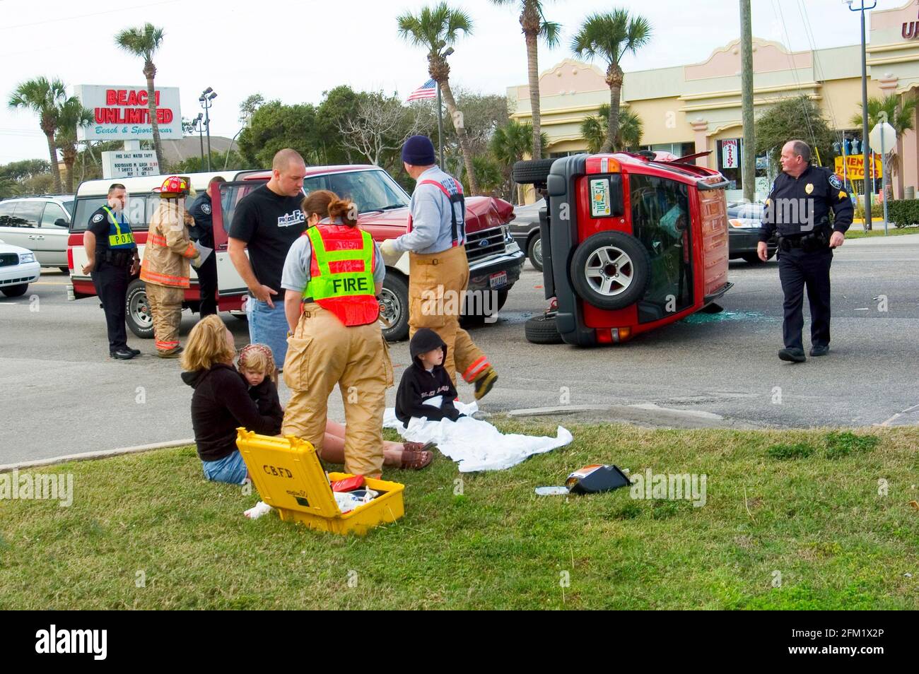 Feuerwehrmänner, Polizei und medizinisches Personal unterstützen verletzte Personen bei der Überrollgefahr von Autounfällen Stockfoto