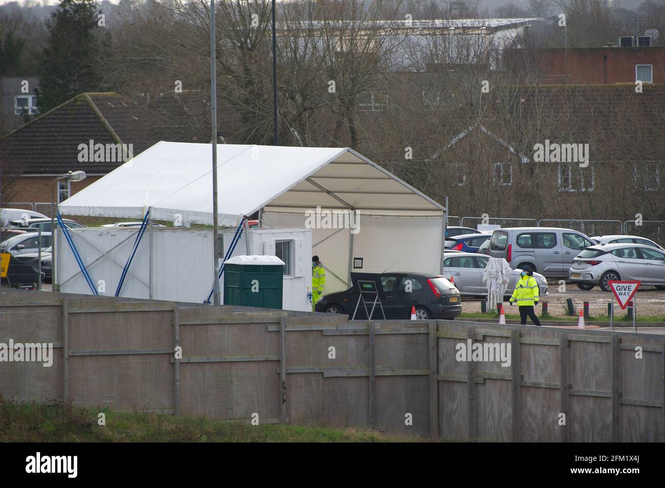 Slough, berkshire, Großbritannien. Januar 2021. Im alten Montem Leisure Center in Slough ist seit einigen Monaten ein Covid-19-Testzentrum in Betrieb, allerdings muss der Standort des Testzentrums jetzt verlegt werden. Der Rat von Slough Borough hat die Baugenehmigung für mehr als 200 Häuser erteilt, die auf dem Gelände gebaut werden sollen. Quelle: Maureen McLean/Alamy Stockfoto