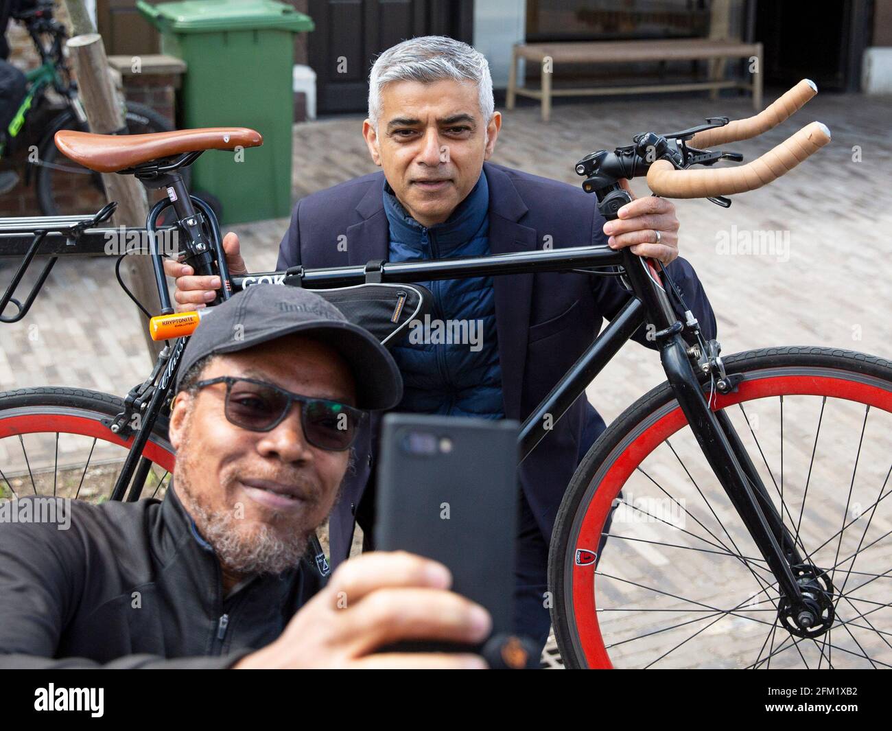 Am 5. Mai 2021, am letzten Tag der Wahlkampagne für die Kommunalwahlen, trifft der Londoner Bürgermeister der Labour-Partei Sadiq Khan die Einheimischen im Waltham Forest Stockfoto