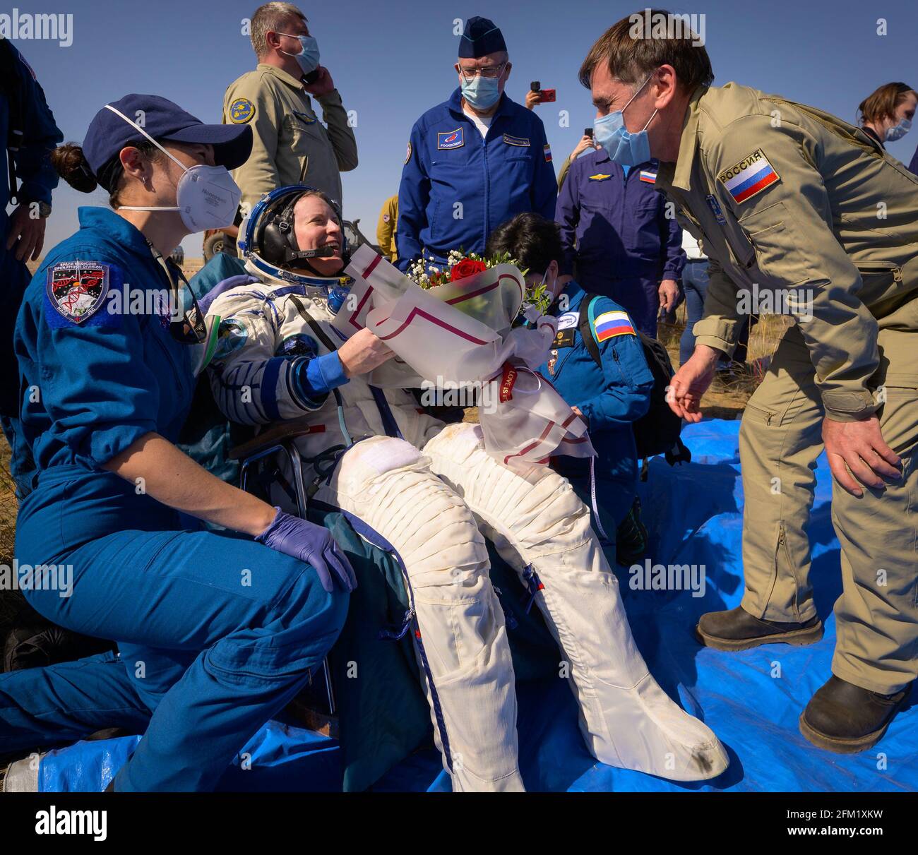 IN DER NÄHE VON ZHEZKAZGAN, KASACHSTAN - 17. April 2021 - Expedition 64 die NASA-Astronautin Kate Rubins wird nur wenige Minuten später aus der Sojus MS-17-Sonde ausgeholfen Stockfoto