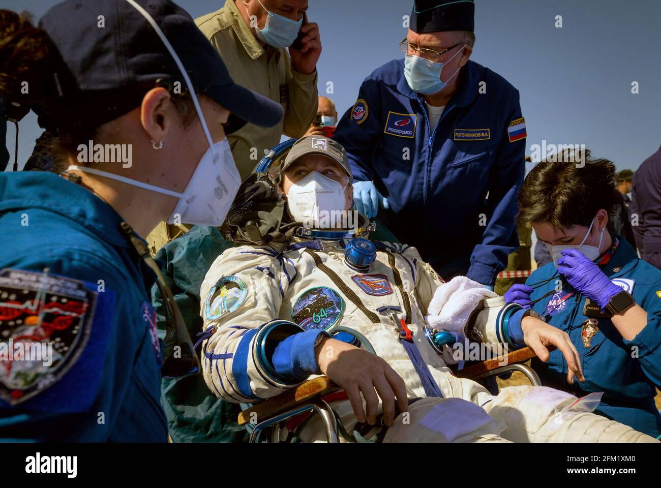 IN DER NÄHE VON ZHEZKAZGAN, KASACHSTAN - 17. April 2021 - Expedition 64 die NASA-Astronautin Kate Rubins wird nur wenige Minuten später aus der Sojus MS-17-Sonde ausgeholfen Stockfoto
