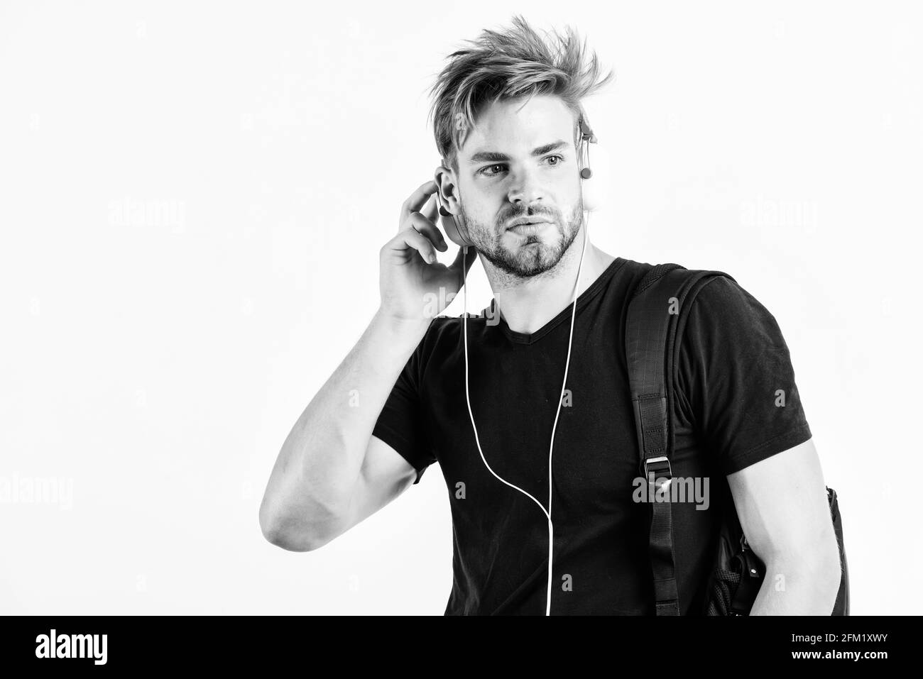 Student hübscher Kerl, der Musik hört. Rhythmisches Melodiekonzept. Genießen Sie Musik überall. Jugendmusik Geschmack. Musikanwendung herunterladen. Mann Stockfoto
