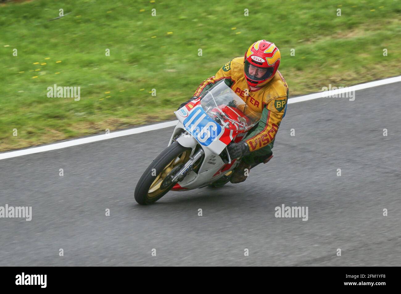 Peter Howarth auf der 350 Sankito nähert sich Coppice Corner bei Der Cadwell International Classic 2015 Stockfoto