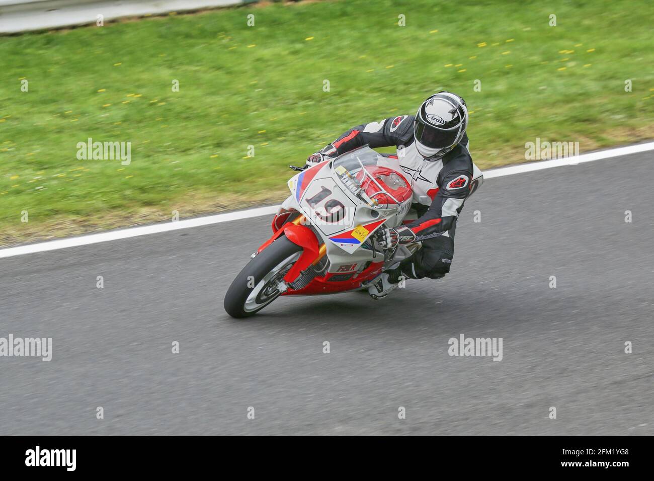 Chris Knight auf der 750 ccm FZR-R Yamaha OW01 nähert sich Coppice Ecke im Cadwell Park International Classic im Jahr 2015 Stockfoto