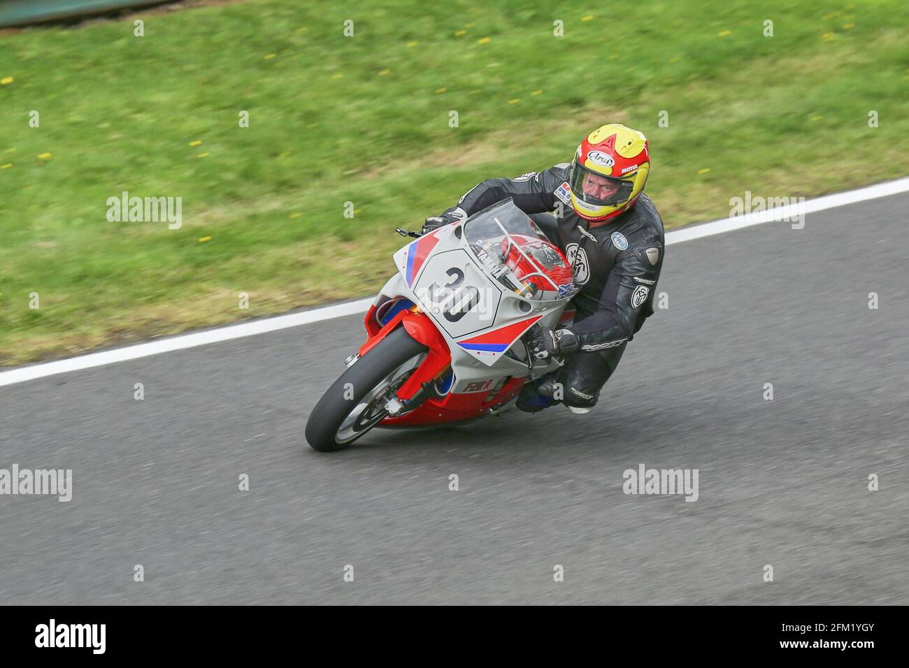 Ian Simpson auf der 750 ccm Yamaha OW01 nähert sich Coppice Corner 2015 beim Cadwell Park International Classic Stockfoto