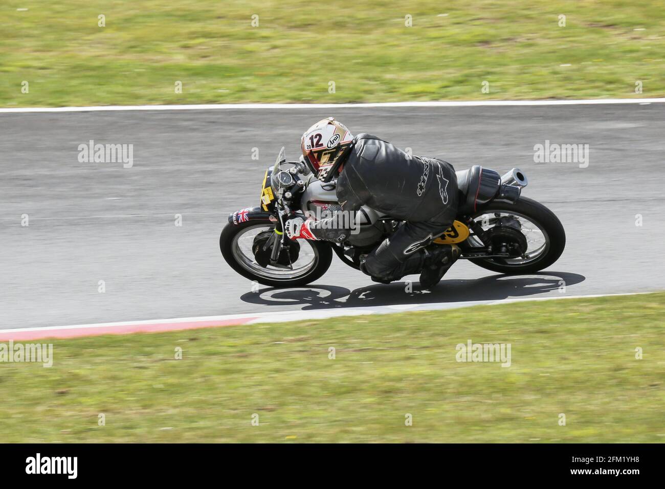 Richard Hann von Yeovil über die Manx Norton nähert sich dem Schwanenhals beim Cadwell Park International Classic im Juli 2015 Stockfoto