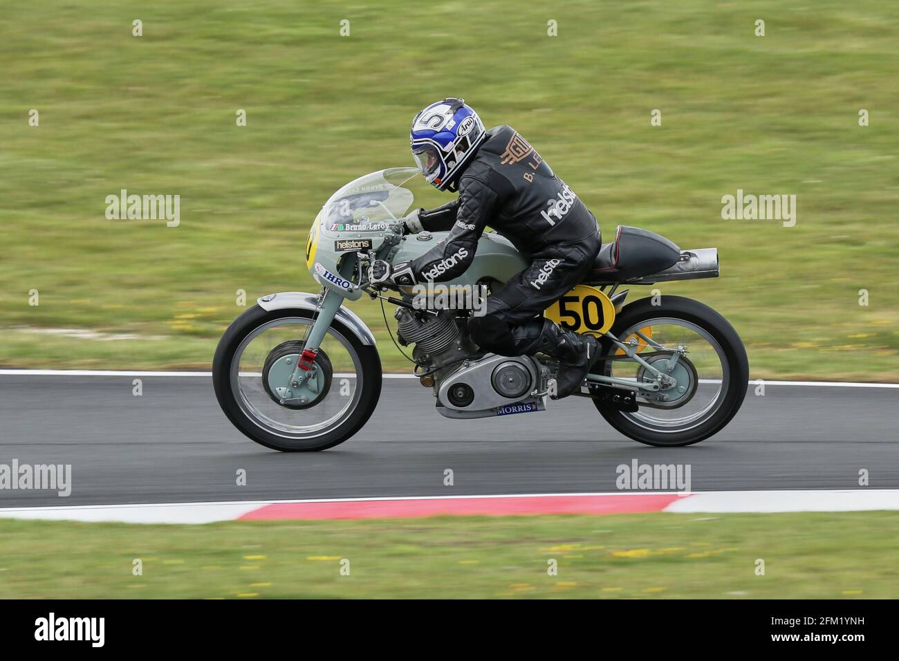 Approaches the Gooseneck at the Cadwell Park International Classic in Juli 2015 Stockfoto