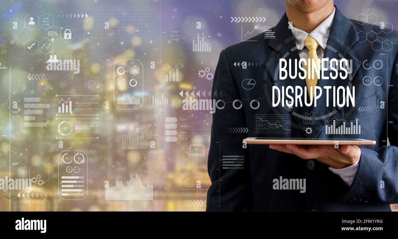 Geschäftsmann hält einen Tablet-Computer Business Disruption Symbol Grafik abstrakte Hintergründe mit Bokeh. Stockfoto