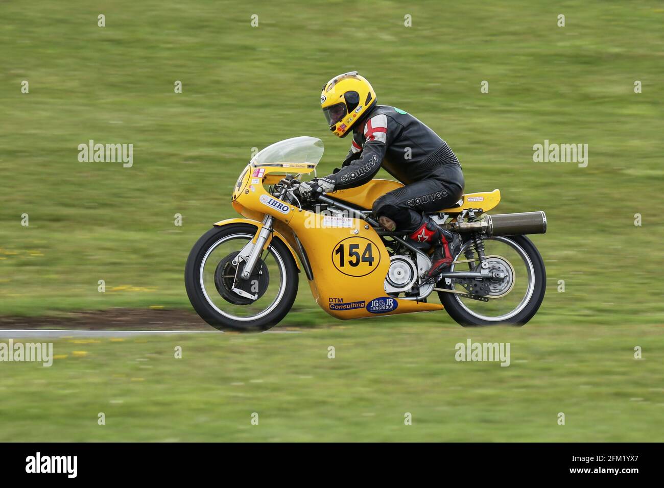 Ian Steltner auf der Seeley G50 500 kommt dem Schwaneneck zu Auf der Cadwell Park International Classic im Juli 2015 Stockfoto