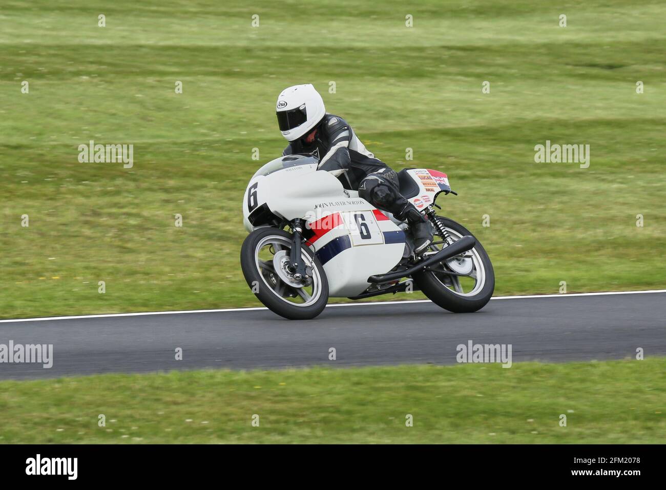 Peter Williams an Bord eines John Player Norton nähert sich dem Schwaneneck Auf der Cadwell Park International Classic im Juli 2015 Stockfoto