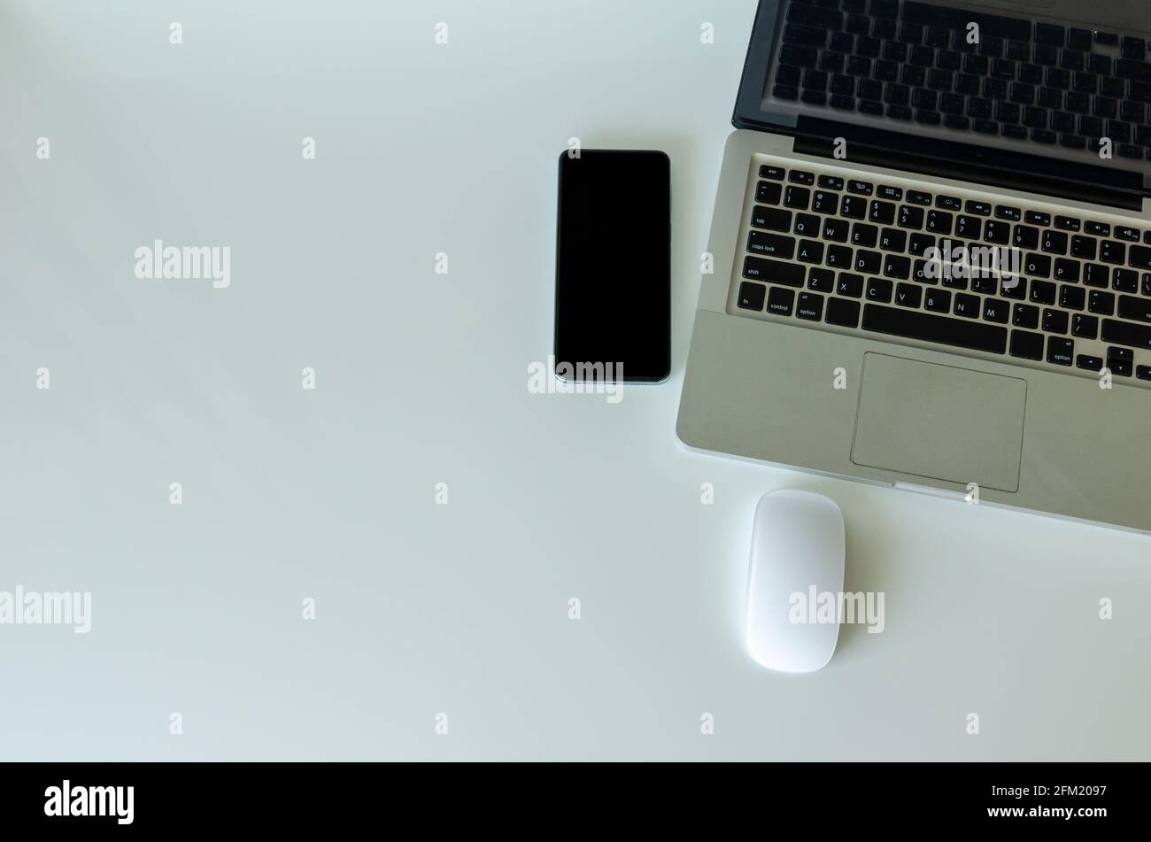 Computer Laptop und Smartphone und Maus im Hintergrund oben Ansicht.Speicherplatz kopieren Stockfoto