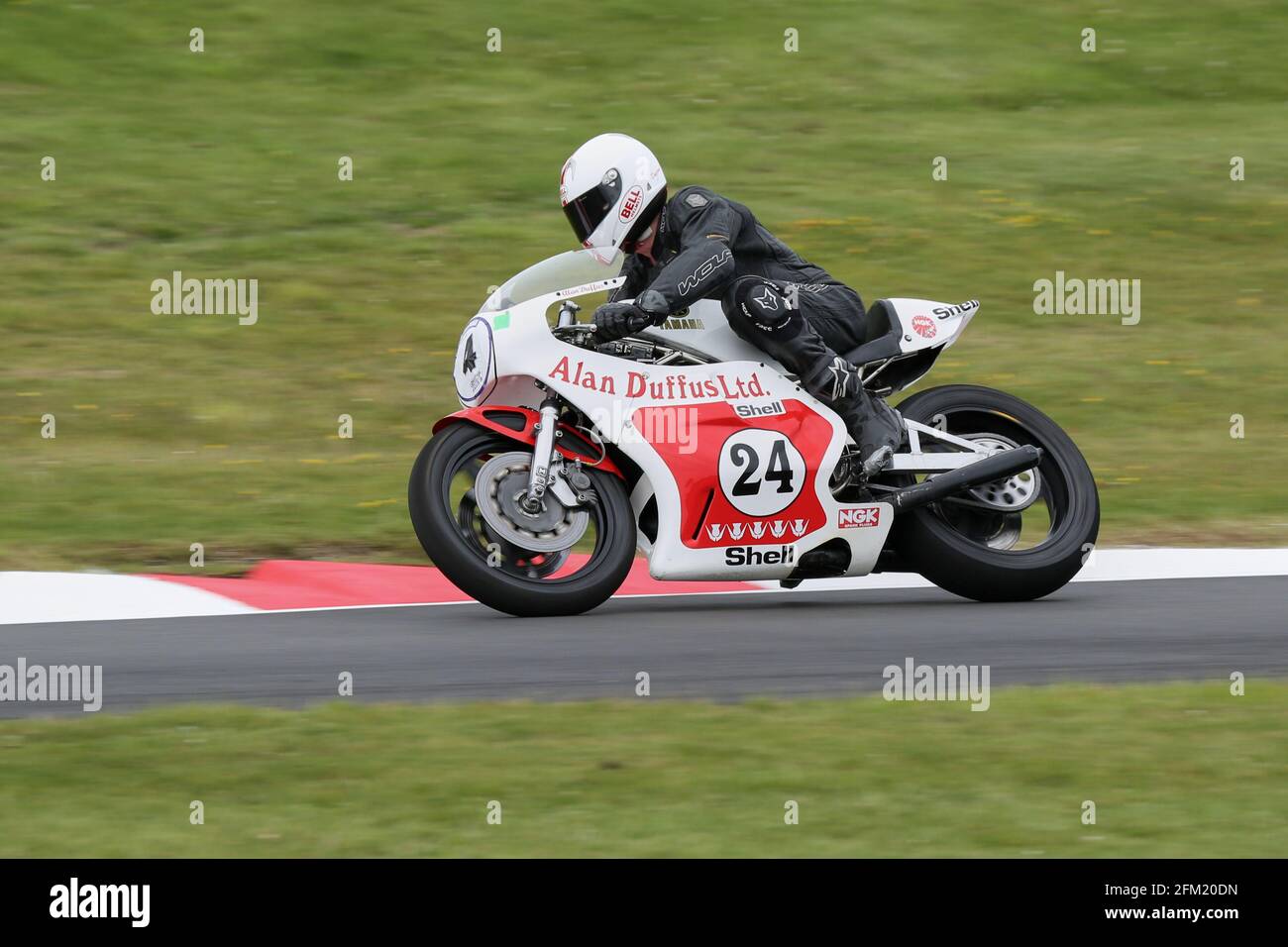 Alan Duffus an Bord der Yamaha TZ 750 kommt dem Schwaneneck zu Auf der Cadwell Park International Classic im Juli 2015 Stockfoto