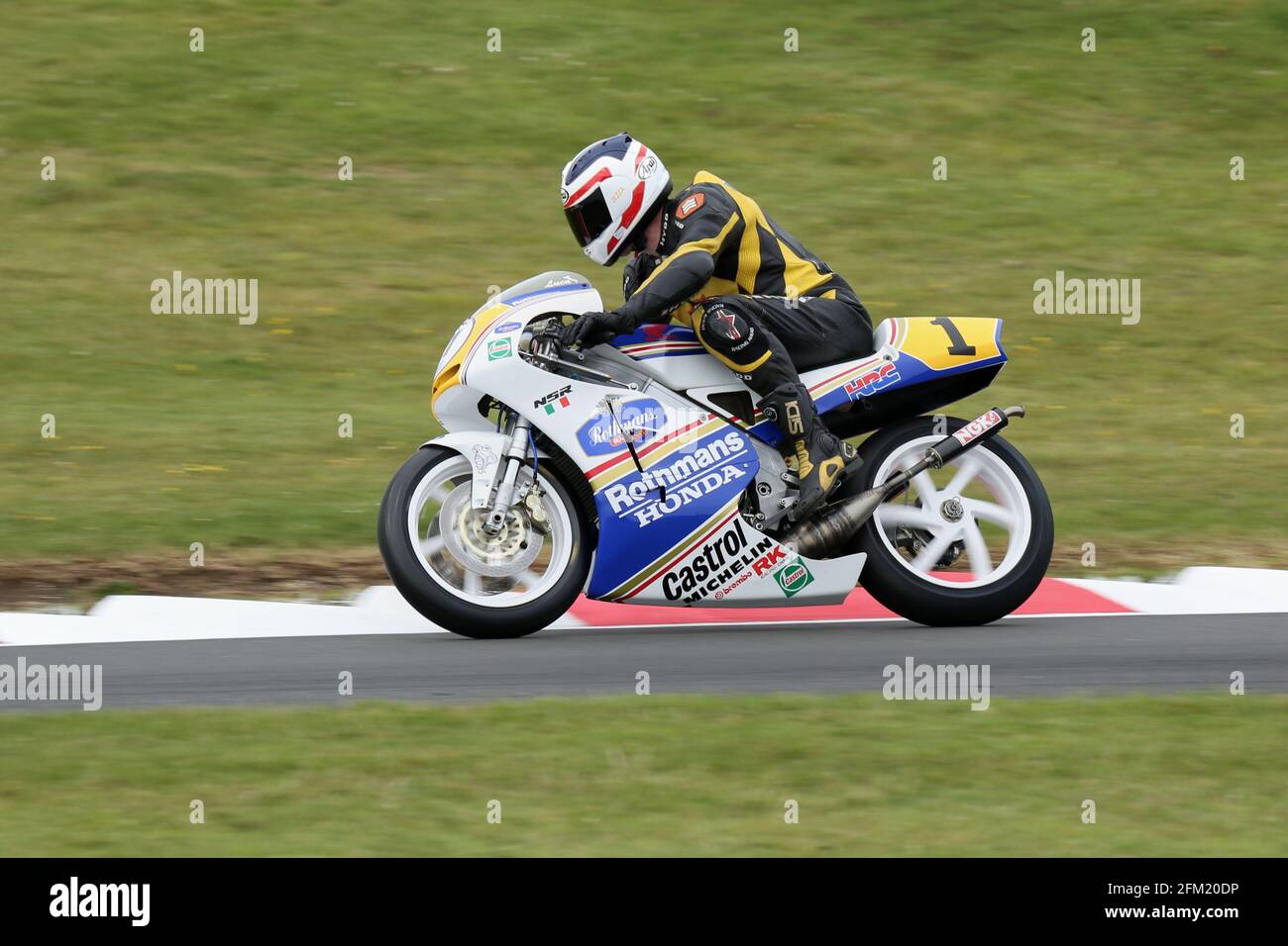 Jez Wilson an Bord der Honda RS 250 in Rothmans Luca Die Cadalora-Lackierung nähert sich dem Schwaneneck im Cadwell Park International Classic im Juli 2015 Stockfoto