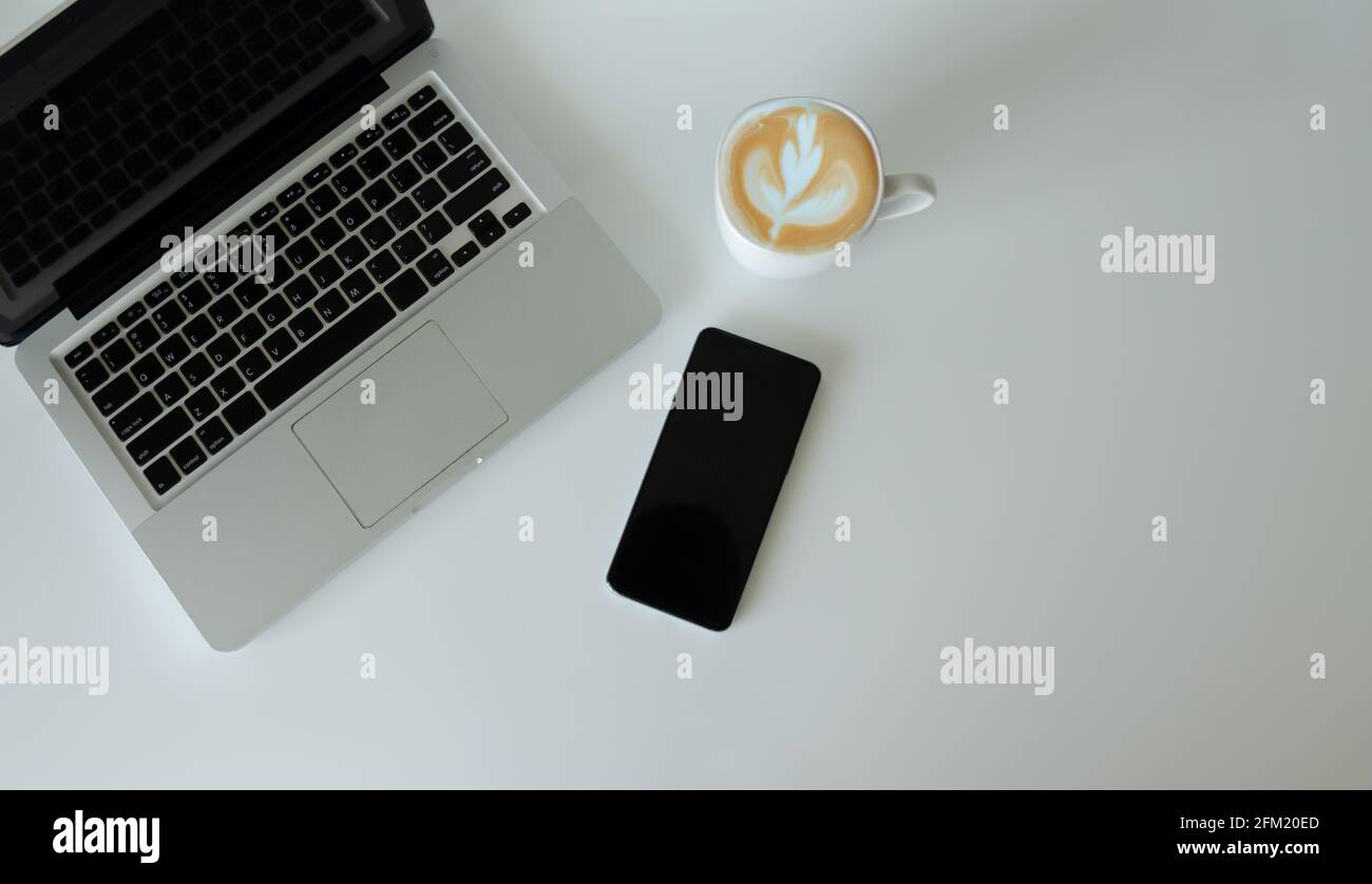 Computer Laptop Kaffee und Smartphone auf Hintergrund Draufsicht.Copy Raum Stockfoto