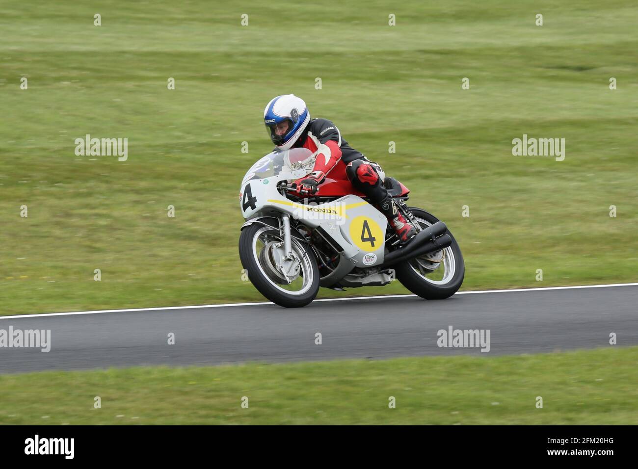 Phil Odlin über den Mike Hailwood Replica 500 ccm Honda RC181 Approaches the Gooseneck at the Cadwell Park International Classic in Juli 2015 Stockfoto