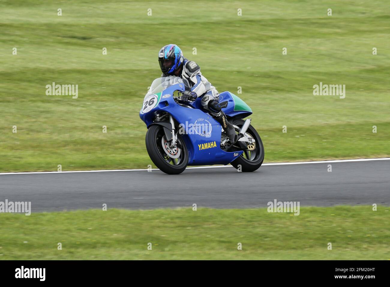 Rob Maltby nähert sich mit seinem Grand Prix 250ccm dem Schwanenhals Yamaha beim Cadwell Park International Classic im Juli 2015 Stockfoto
