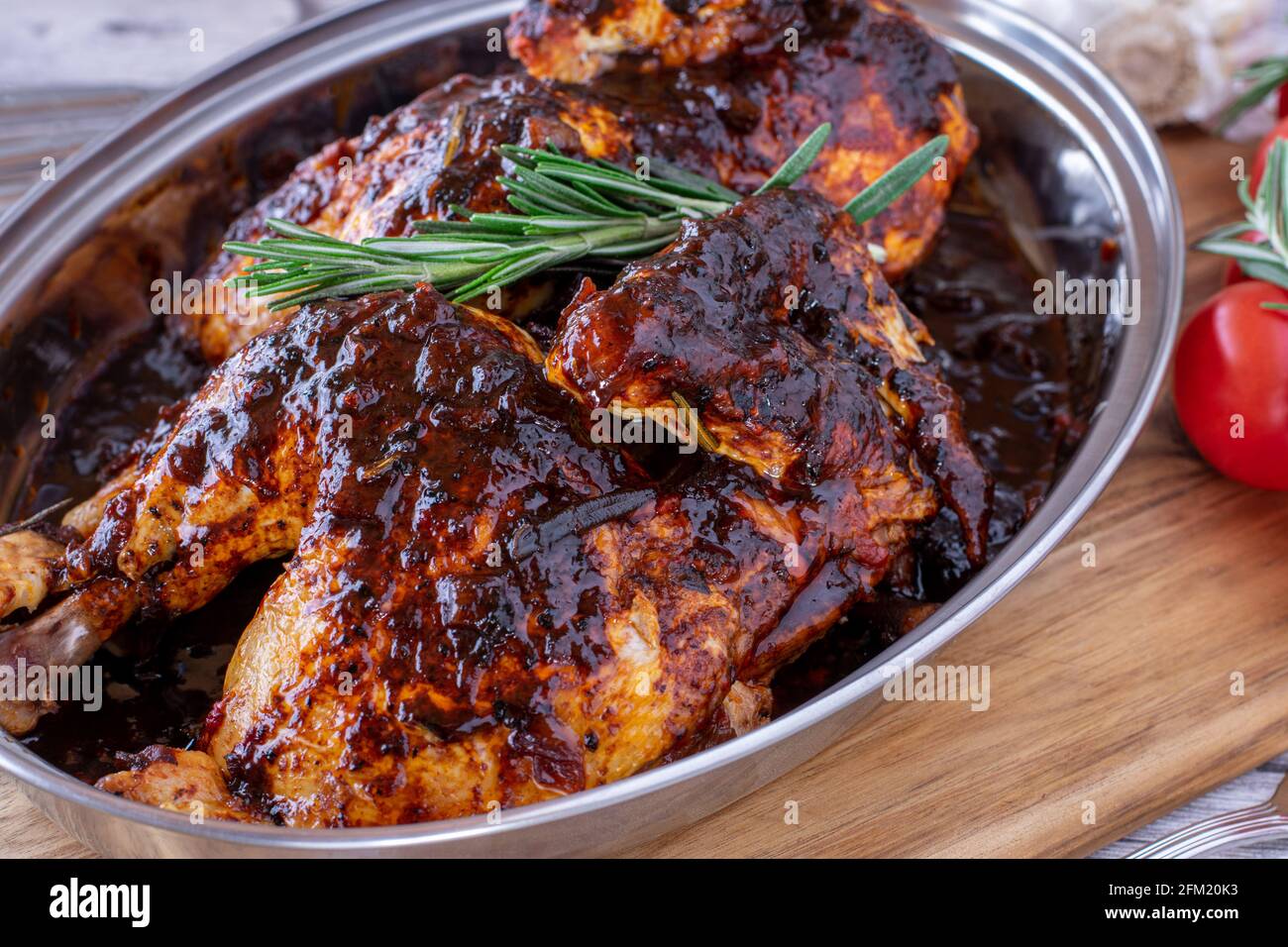 Chicken Cacciatore italienisches traditionelles Gericht mit einer köstlichen Tomate, roter Rebe, Knoblauchkrautsauce Stockfoto