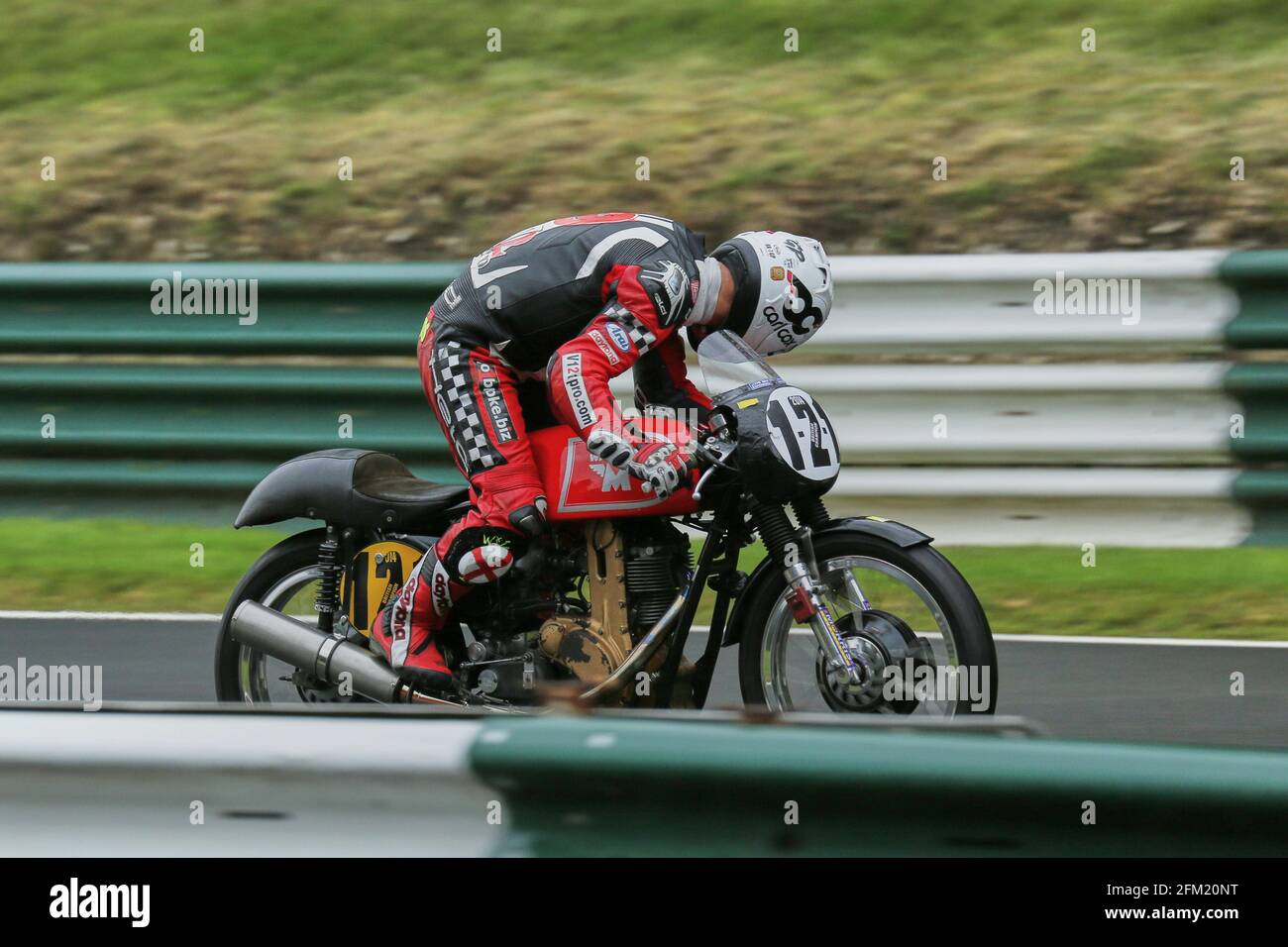 Mike „Spike“ Edwards blickt auf seine 500 ccm über die Schulter Matchless G50 während eines britischen historischen GP-Rennens bei der Cadwell International Classic 2015 Stockfoto