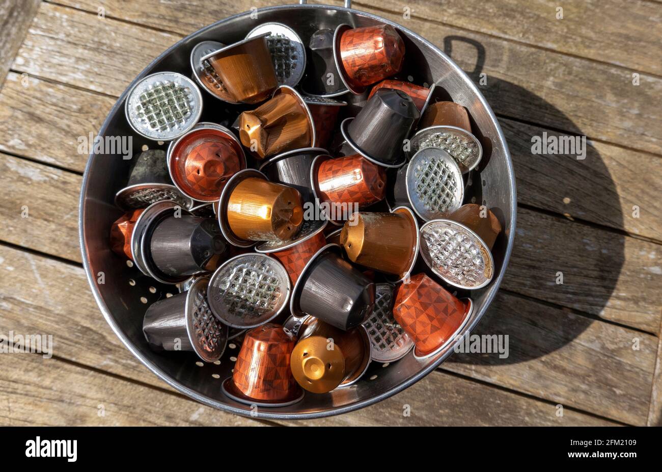 England, Großbritannien. 2021. Gebrauchte Kaffeekapseln bereit für die Aluminium-Tops recycelt werden Stockfoto