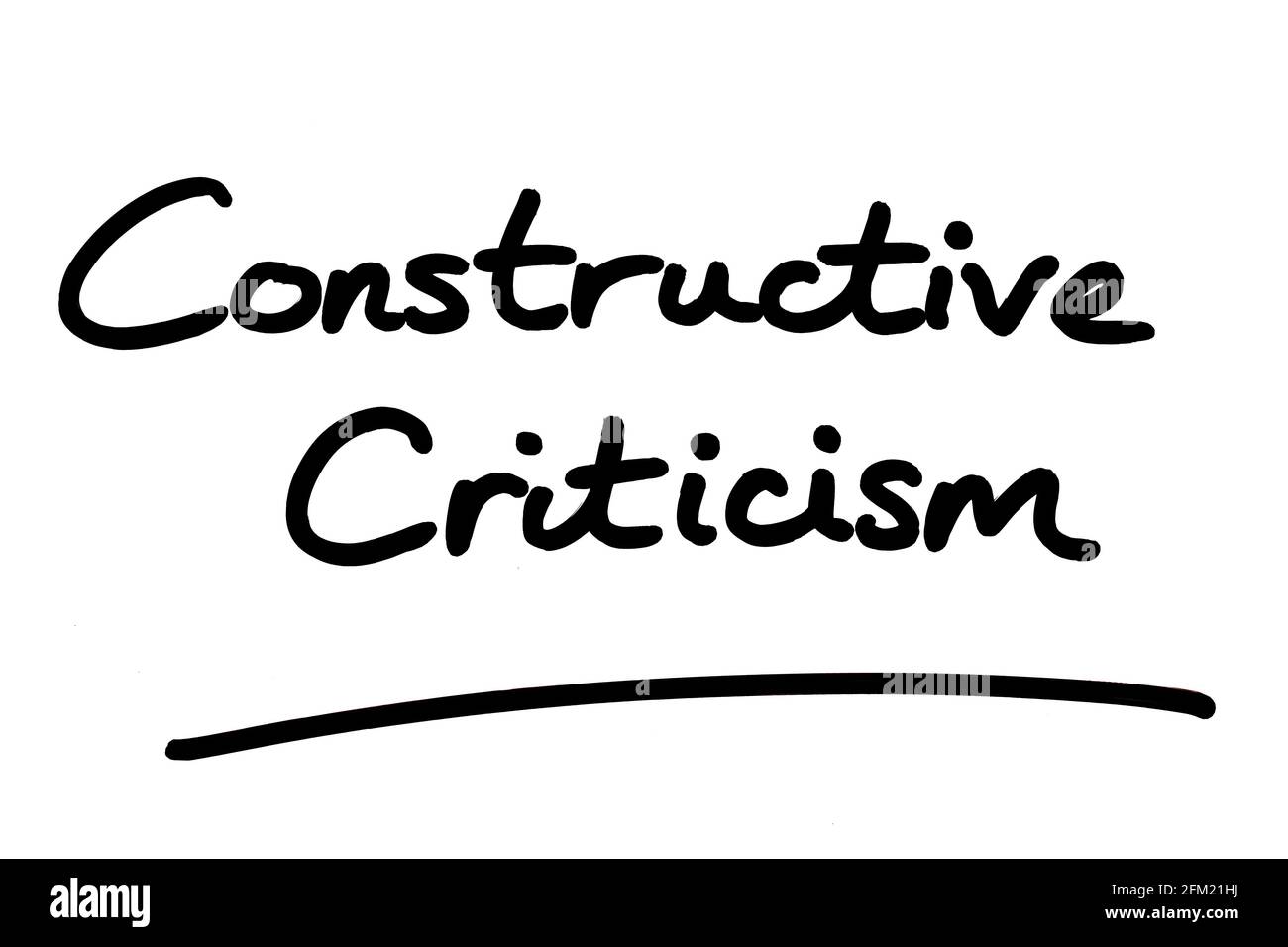 Konstruktive Kritik, handgeschrieben auf weißem Hintergrund. Stockfoto
