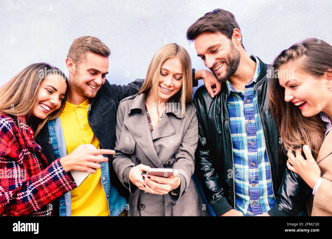 Milenial Freunde auf lustige Momente mit Handy - Junge Menschen immer über Social Media-Geräte verbunden - Technologie Konzept Stockfoto