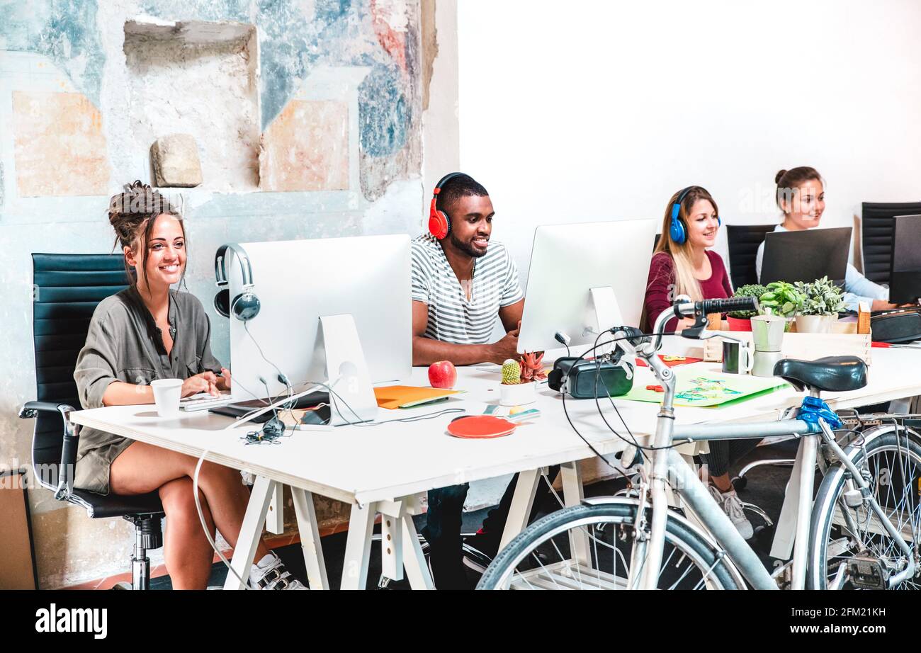 Hipster-Geschäftsleute, die Spaß am Computer beim Coworking haben Space Office - modernes Web-Start-up-Konzept über glücklich Produktive Einstellung Stockfoto