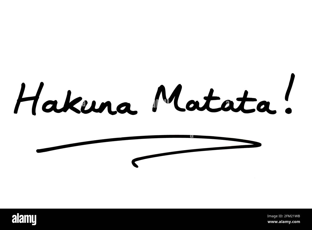Hakuna Matata! - die Swahili-Phrase, die keine Probleme oder Sorgen bedeutet, handgeschrieben auf weißem Hintergrund. Stockfoto