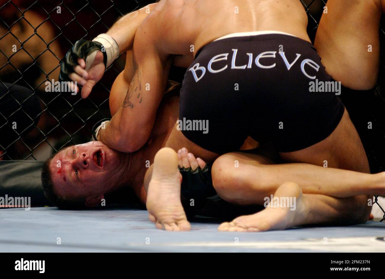 Chris Haseman am Boden im ersten Kampf beim UFC-Wettbewerb in der Albert Hall. Er verlor schließlich an Evan Tanner.13. Juli 2002 Foto Andy Paradise Stockfoto