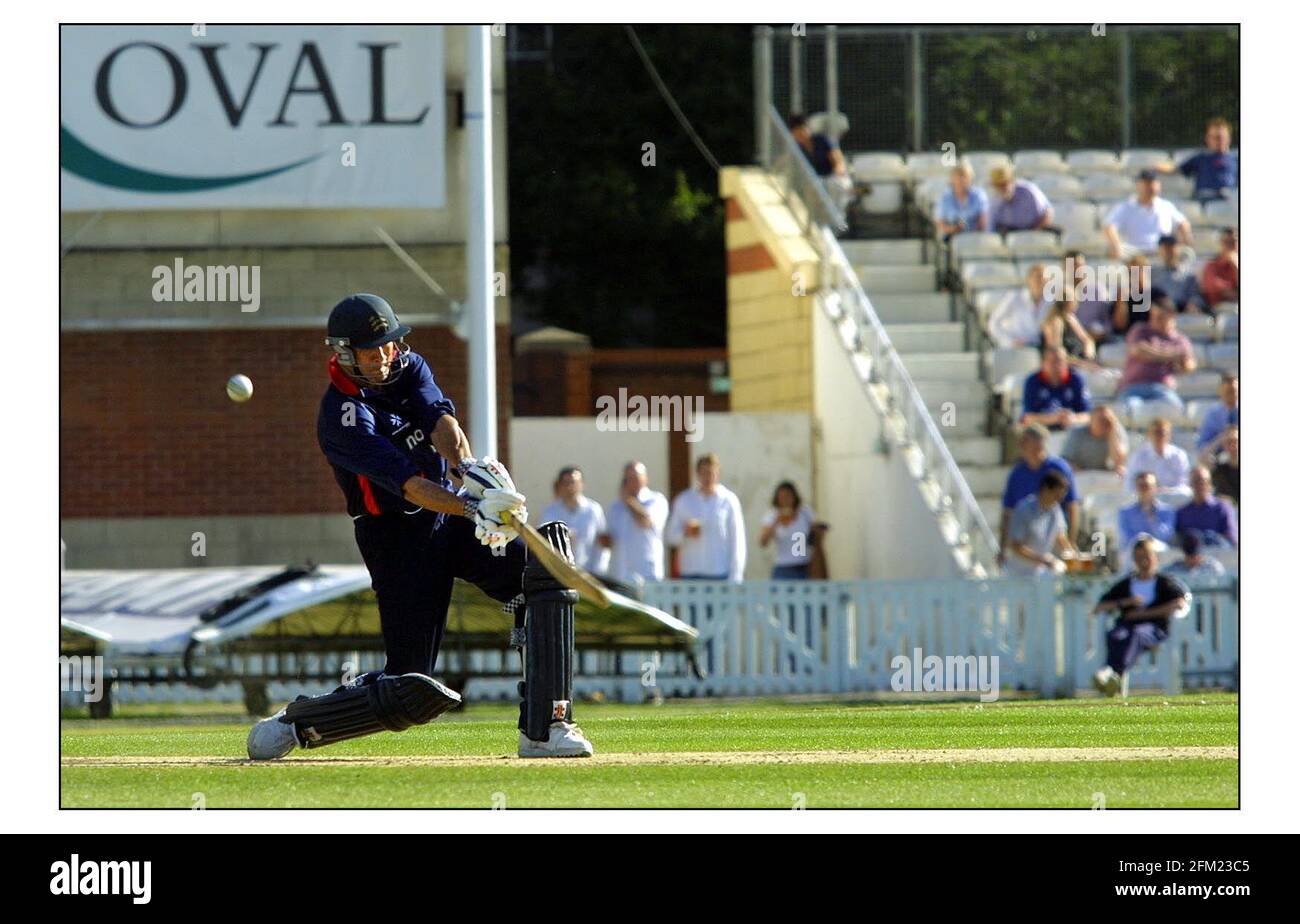 Twenty 20 Cricket im Oval in London. Erstes Match dieser Art. O. A. Shah schlug für Middlesex gegen SurreyPic David Sandison 13/6/2003 Stockfoto