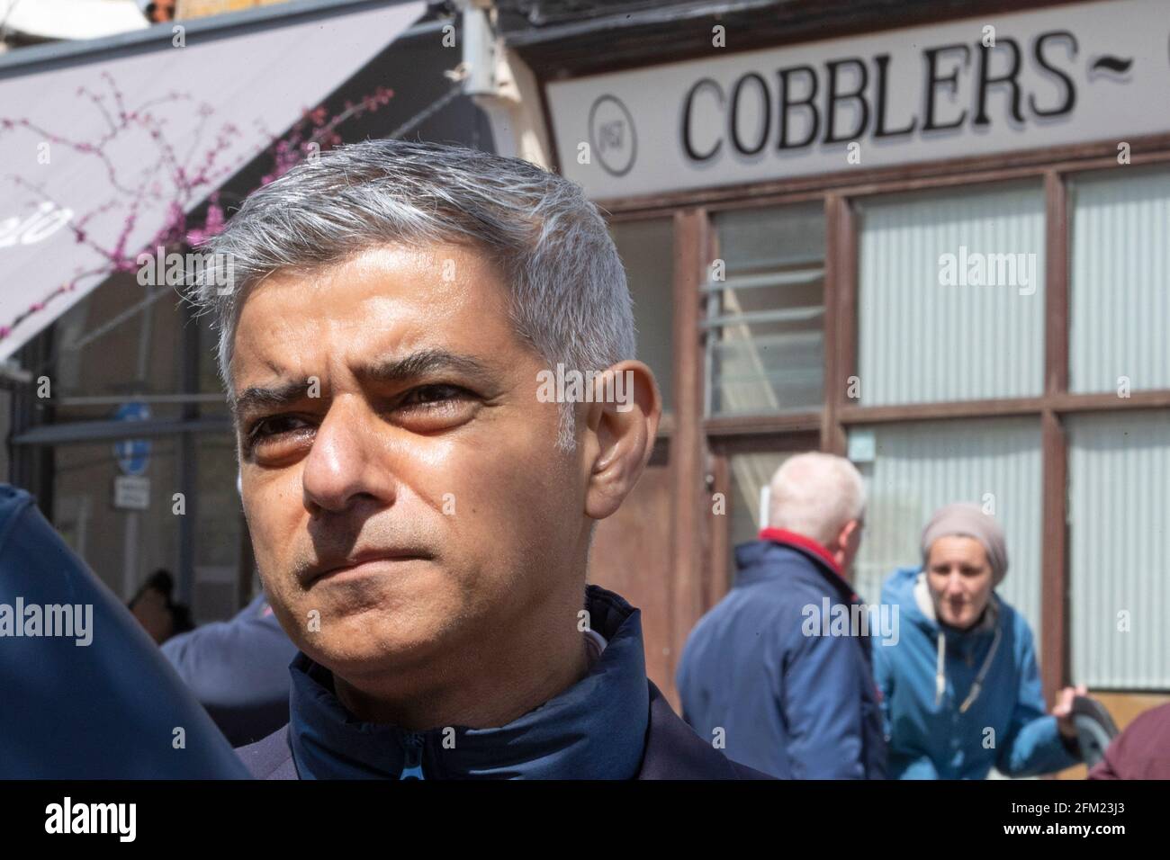 Am 5. Mai 2021, am letzten Tag der Wahlkampagne für die Kommunalwahlen, trifft der Londoner Bürgermeister der Labour-Partei Sadiq Khan die Einheimischen im Waltham Forest Stockfoto