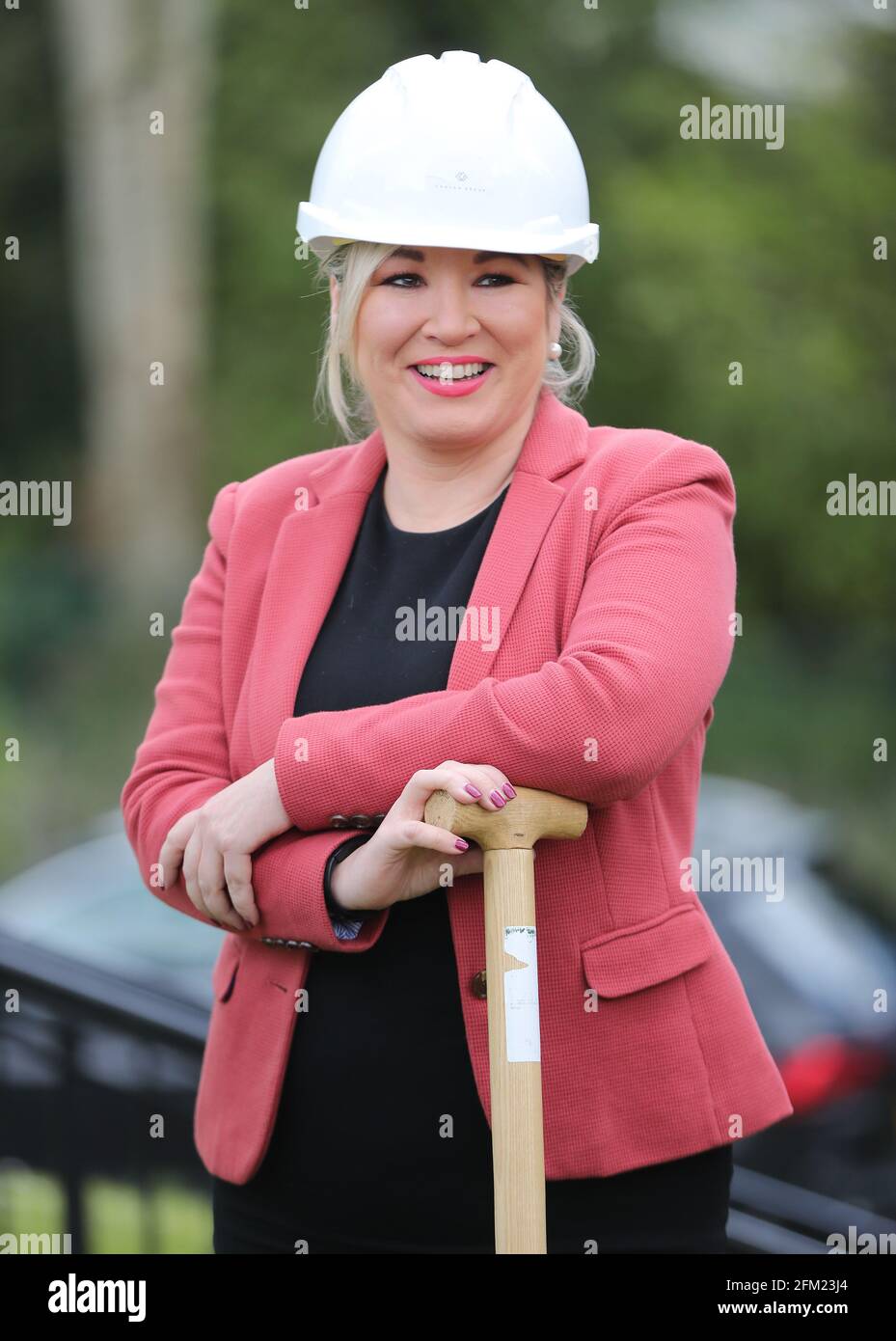 Die stellvertretende erste Ministerin in Nordirland, Michelle O'Neill, war bei der Wende der ersten SOD im Roddy McCorley Heritage Centre in Belfast. Bilddatum: Mittwoch, 5. Mai 2021. Stockfoto