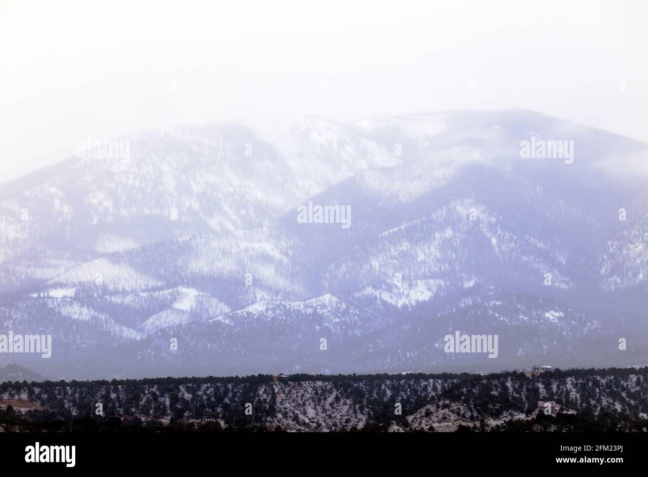 Wolkiger Winterblick auf den schneebedeckten Methodist Mountain; Sangre de Cristo Range; in der Nähe von Salida; Colorado; USA Stockfoto