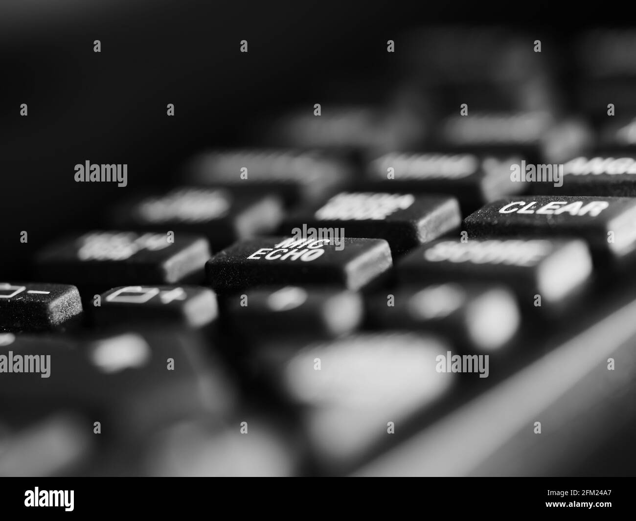 Selektive Fokusaufnahme der schwarzen Gummitasten der Fernbedienung gegen Ein dunkler Hintergrund Stockfoto