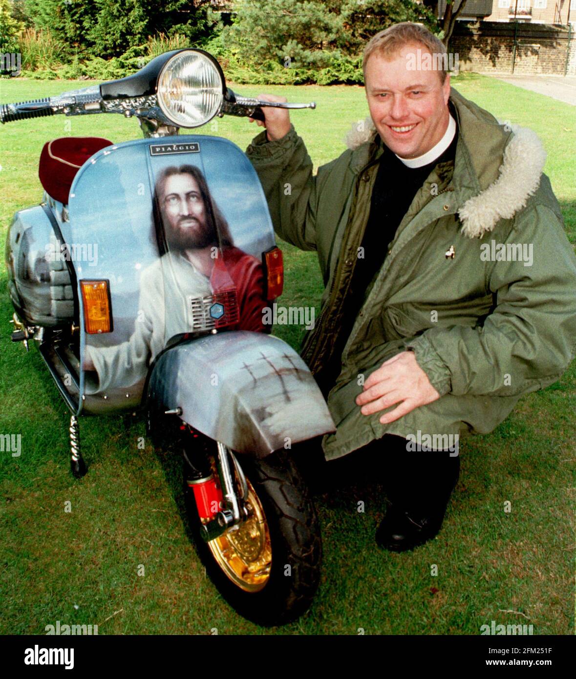 REV. MIKE BROTHERTON MIT SEINEM ROLLER, DER SZENEN AUS DER BIBEL ZEIGT. PIC MIKE WALKER, 1998 Stockfoto