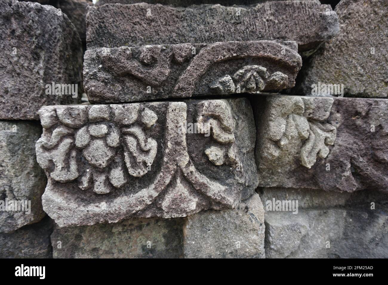 Blitar, Ost-Java, Indonesien - 25. April 2021 : Steinschnitzerei auf dem Simping-Tempel. Der Tempel von Simping ist das Grab von Raden Wijaya, dem König von Majapahit Stockfoto