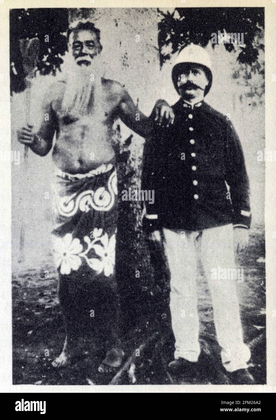 Le Gendarme Guillot en compagnie d'un roi océanien,Photographie publiée par Bompard dans Tahiti. Stockfoto