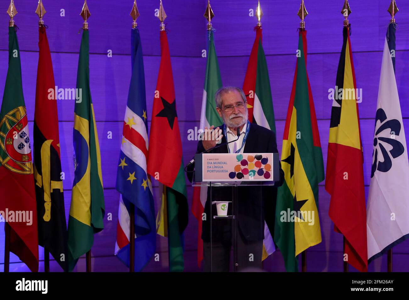 5. Mai 2021, Lissabon, Portugal: Die angolanische Schriftstellerin Pepetela hält eine Rede, nachdem sie den Literaturpreis dstangola/Camoes während einer Zeremonie anlässlich des Welt-Portugiesischen Sprachtags am 5. Mai 2021 im Centro Cultural de Belem in Lissabon, Portugal, erhalten hat. Der Welt-Portugiesische Sprachtag wurde 2019 während der 40. UNESCO-Generalkonferenz offiziell gegründet. Die portugiesische Sprache ist mit über 265 Millionen Sprechern auf allen Kontinenten nicht nur eine der am weitesten verbreiteten Sprachen der Welt, sondern auch die am häufigsten gesprochene Sprache der südlichen Hemisphäre. (Kredit Stockfoto