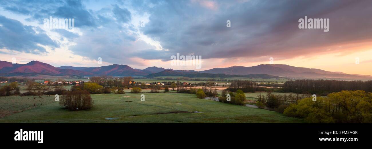 Blick auf die Mala Fatra und das Turiec-Becken bei Sonnenaufgang, Slowakei. Stockfoto