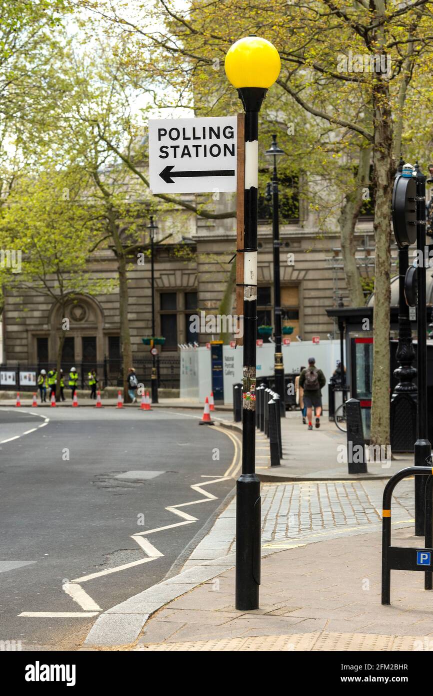 London, Großbritannien. Mai 2021. Ein Wahllokal-Schild, das vor den Londoner Bürgermeisterwahlen am 6. Mai 2021 am Belisha Beacon in Westminster zu sehen war. Kredit: SOPA Images Limited/Alamy Live Nachrichten Stockfoto